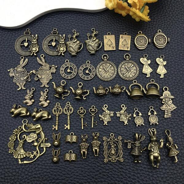 44/45 piezas Colección aleatoria de dijes de Alicia en el país de las maravillas, incluyendo dije de reloj de bolsillo con conejo, tetera y dijes colgantes de llaves esqueléticas estilo steampunk - accesorios de joyería