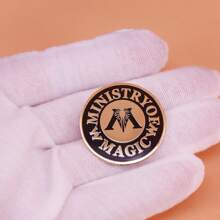 Ministry Of Magic Emblem World Ball Fan Badge - Gold - View 3