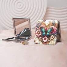 1 pièce Miroir de maquillage de vanité portable avec design de fleurs et papillons vintage européen, miroir à main pliable ultra-fin et léger avec étui en PU , placage métallique en acier inoxydable. Convient pour toutes les occasions et utilisateurs.