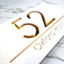 1件可定制现代3D雕刻双层亚克力门牌号 - 户外街道地址牌，材质优雅，设计精美，表面安装，无需用电，家居装饰，多功能，耐用，美观，可重复使用，精致时尚，高品质，色彩丰富，现代风格，可定制，是送给她的理想礼物，适用于茶室、家居、花园、办公室、周年纪念日等场合。 - 彩色 - 查看 16