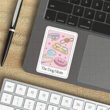 3 Zoll "The Dog Mom" Aufkleber - süßer und verspielter Haustier-inspirierter Vinyl-Aufkleber für Laptops, Notizbücher, Wasserflaschen, Räume für Hundehalter, Lernbereiche und Humor-Zonen | Toll für Hundebesitzer, Tierliebhaber, Humor-Fans und Freunde | Perfektes Geschenk für Freunde, Familie und Haustier-Enthusiasten | Niedlicher Aufkleber für Hunde-Deko, Haustier-Stolz und unterhaltsamen Spaß