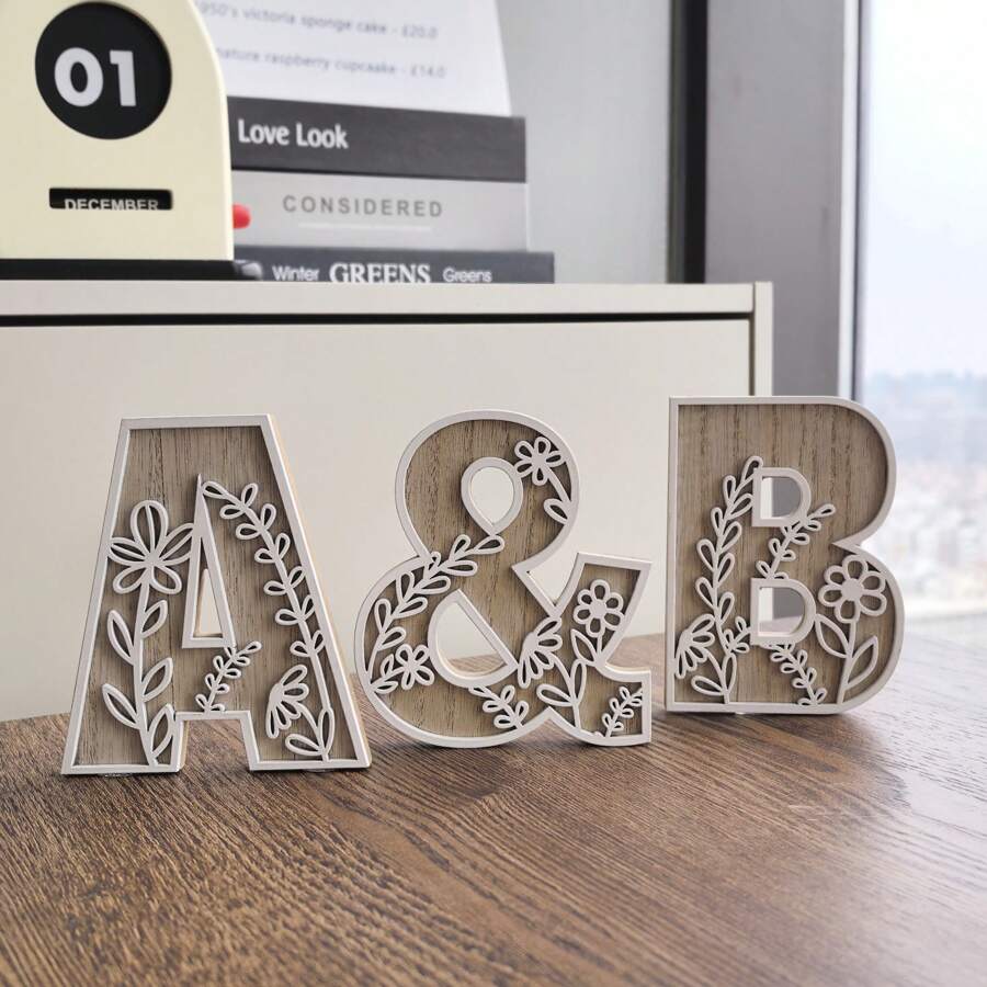 1 pieza Letra del alfabeto tallada con flores de 4.9 pulgadas de madera rústica - Decoración única de habitación, arte de pared, decoración de boda, estilo país francés para el hogar