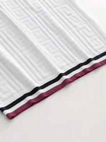 Maglietta girocollo a maniche corte in maglia bianca da uomo - Disegno geometrico intricato - Bordo a righe colorate sui polsini e sull'orlo - Comoda e elegante per l'uso quotidiano e casuale