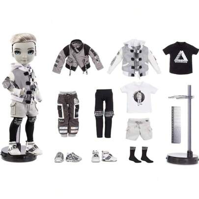  Rainbow High Shadow Ash Silverstone Con 2 Outfits, Ash viene vestido con una camiseta estampada, leggins, una chaqueta con hebillas y tenis estampados. Su segundo atuendo es una camiseta, pantalones, una chaqueta de lana con hebillas y zapatillas altas. Mezcla y combina sus looks.