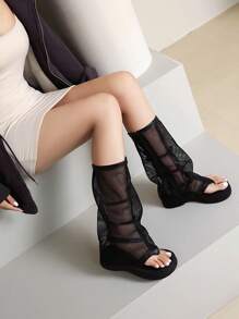 Nouvelles bottes hautes à plateforme épaisse style romain de printemps/été avec bride entre les orteils, sandales mi-mollet noires rétro sexy ajourées