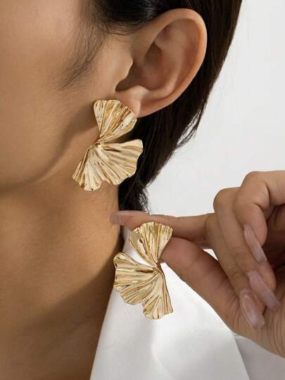 1 paar vintage gouden asymmetrische geplooide bladvormige oorbellen, geschikt voor dagelijks gebruik door vrouwen, dates en feestjes