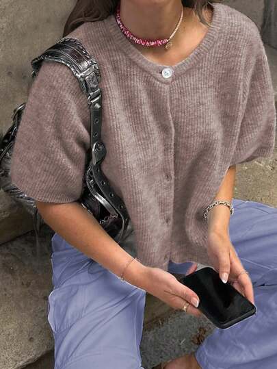 Damen Lässig einfarbige Kurzarm Strickjacke, Strickpullover mit Rundhalsausschnitt für Kleine Mädchen, 2025 minimalistischer Modestil auf der Straße, mit geripptem Design, Knopfverschluss, weiche & zarte Wolltextur, Herbst/Winter Damenbekleidung