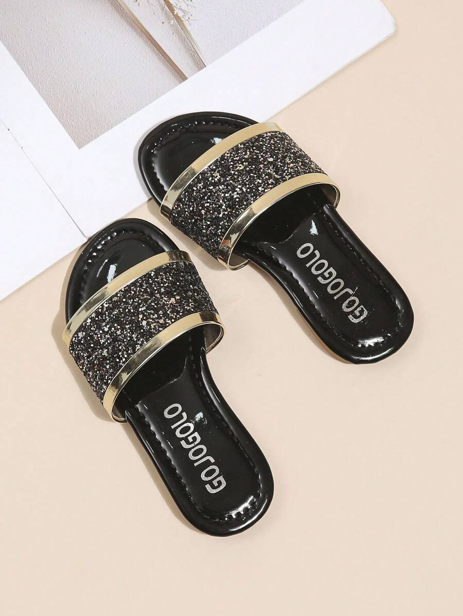 Ein Paar modische Hausschuhe für Mädchen, schöne rutschfeste Kleidung, geeignet für Reisen, Zuhause und Fotografie, Strandschuhe