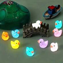 10/20/30 Pieces Of Random Color Mini Resin Ducks With Glowing Function, Mini Night Light Resin Duck Crafts, Colorful Mini Ducks Night Light Figurines, Cute Handmade Decorations, Car Decorations, Birthday Gifts, Indoor Home Decor, Holiday Party Gifts, Scene Decoration Creative Back-To-School Gifts.