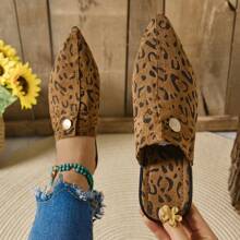 2025 Fashionable Versatile Leopard Print Pointed Toe Flat Mules, Chic & Eye-Catching - Perfect Combination Of Elegance And Personalized, Vintage Leopard Mule Slip Ons With Metal Buckle Decor, Must-Have For Outings