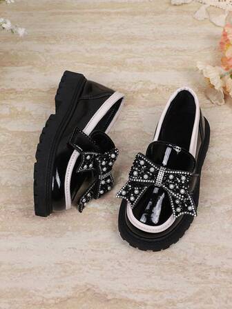 1 双新款时尚可爱蝴蝶结 PU 珍珠钩环防滑耐用女童鞋，舒适百搭设计适合春秋季户外、日常、派对、学校穿着，玛丽珍乐福鞋