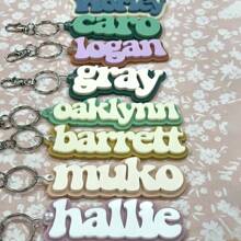 Personalizowany brelok akrylowy, niestandardowa etykieta z imieniem, etykieta z imieniem na plecak, niestandardowa etykieta na torbę, etykieta z imieniem, powrót do szkoły, plecak, etykieta na plecak, etykieta na torbę z akrylu vintage, personalizacja etykiet na torbę, etykieta z imieniem na plecak, etykieta na torbę na pieluchy, etykieta szkolna, brelok akrylowy,