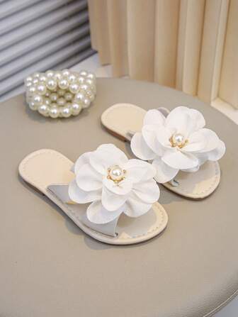 Sommar Nya fashionabla gnistrande strass pärlor flickor mjuk botten fyrkantig tå tofflor.