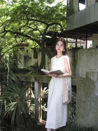 女士小巧白色系带 V 领连衣裙，2025 年夏季新款时尚别致修身长裙