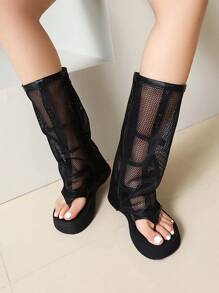 Nouvelles bottes hautes à plateforme épaisse style romain de printemps/été avec bride entre les orteils, sandales mi-mollet noires rétro sexy ajourées