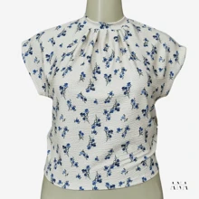Blusa Feminina Estampada Floral com Gola Alta e Pregas – Manga Japonesa, Tecido Leve e Confortável