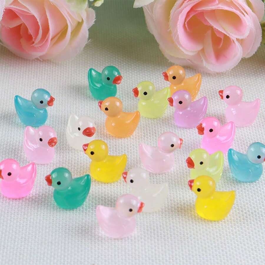 10/20/30 Pieces Of Random Color Mini Resin Ducks With Glowing Function, Mini Night Light Resin Duck Crafts, Colorful Mini Ducks Night Light Figurines, Cute Handmade Decorations, Car Decorations, Birthday Gifts, Indoor Home Decor, Holiday Party Gifts, Scene Decoration Creative Back-To-School Gifts.