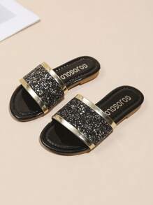 Ein Paar modische Hausschuhe für Mädchen, schöne rutschfeste Kleidung, geeignet für Reisen, Zuhause und Fotografie, Strandschuhe