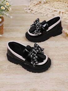 1 par de nuevos zapatos de niña de moda lindos con lazo de moño, diseño versátil y cómodo de piel sintética con perlas y cierre de gancho y bucle, antideslizante, apropiado para usar en exteriores, diario, fiesta y escuela en primavera y otoño, tipo Bailarinas