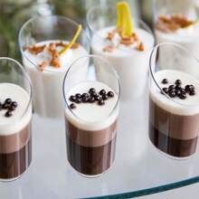 50/30/20/10 piezas Vasos de plástico transparente, vasos inclinados, vasos transparentes para flanes, gelatinas, helados, tazas de postres, mini tazas para aperitivos para fiestas, bodas, catering, helados, flanes y recipientes de alimentos, suministros de cocina