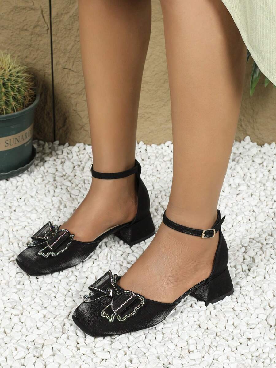 Chaussures 2025 nouvelle mode carrée pour femmes, style de boîte de nuit avec motif papillon