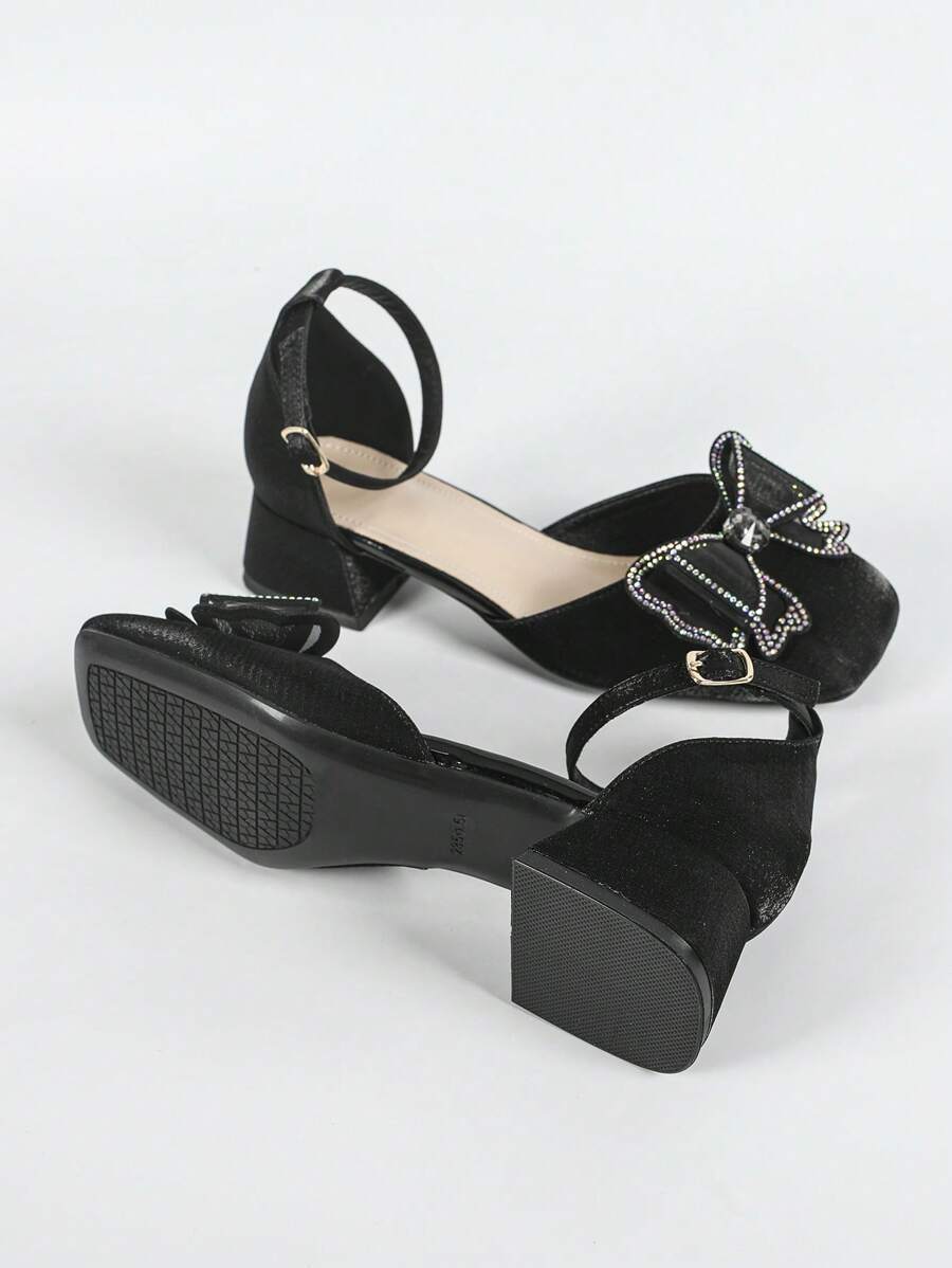 Chaussures 2025 nouvelle mode carrée pour femmes, style de boîte de nuit avec motif papillon