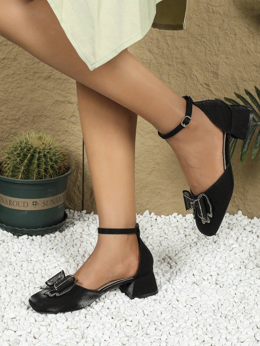 Chaussures 2025 nouvelle mode carrée pour femmes, style de boîte de nuit avec motif papillon