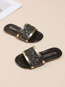 Ein Paar modische Hausschuhe für Mädchen, schöne rutschfeste Kleidung, geeignet für Reisen, Zuhause und Fotografie, Strandschuhe