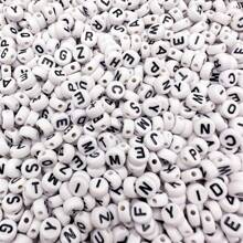 150/300/600 pezzi di perline in acrilico con motivo a lettere dorate su sfondo bianco, 4x7mm, adatte per la realizzazione di gioielli fai-da-te, progetti di collane e braccialetti