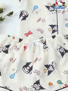 Set de 2 piezas de pijama de mujer con estampa autorizada de Kuromi de Sanrio que incluye camisa de manga corta con botones y bolsillo en la solapa, y shorts con lazo, adecuado para uso doméstico en primavera/verano