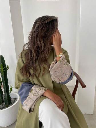 1 Elegant Women's Multi-Color Embroidered Dress, Featuring Colorful Embroidered Prints And Patchwork Sleeves, Inspired By Bohemian Color Combinations; And Retro Style Arabian Robes; There Is Also A Fashionable Cardigan That Is Perfect For Daily Wear, Gatherings, Holiday Events, Or Travel.