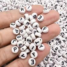 150/300/600 pezzi di perline in acrilico con motivo a lettere dorate su sfondo bianco, 4x7mm, adatte per la realizzazione di gioielli fai-da-te, progetti di collane e braccialetti