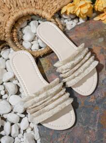 Sandales pour femmes, sandales grand format à coupe large, sandales décorées de franges, sandales plates confortables, sandales beiges, sandales à bout carré, design à multi-brides, sandales plates, chaussures d'été pour femmes, sandales casual, chaussures pour le port quotidien, chaussures de plage et de vacances, sandales de voyage, chaussures mode pour femmes, chaussures confortables pour femmes, sandales polyvalentes, sandales style coréen, sandales style européen et américain, sandales d'été essentielles