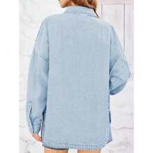 Women's Plain Button Front Drop Shoulder Curved Hem Denim Jacket, Casual Fashionable Loose Fit Long Sleeve Pocket Design Collar Jacket Outerwear For Daily Wear, Ladies Clothes For All Seasons, Womens Clothes - 輕洗 - 查看 6