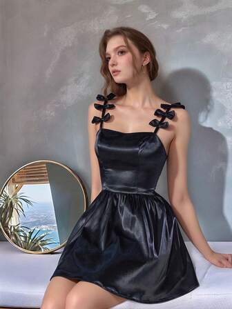 DM女士无袖优雅可爱蝴蝶结下摆迷你连衣裙。适合派对、婚礼、毕业典礼、度假、返校节等场合。女士春季服装，婚礼宾客鸡尾酒会礼服