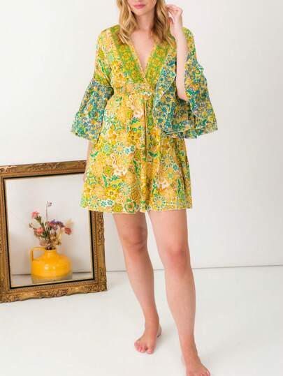 Vestido boêmio O'Paris Decote em V Mangas sino Estampa floral Cintura elástica Formato de saia curta Estilo resort Padrão contrastante amarelo e verde