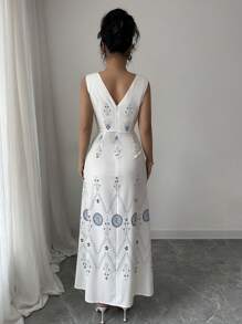 女士 V 领印花 A 字下摆太阳裙，适合春夏季度假