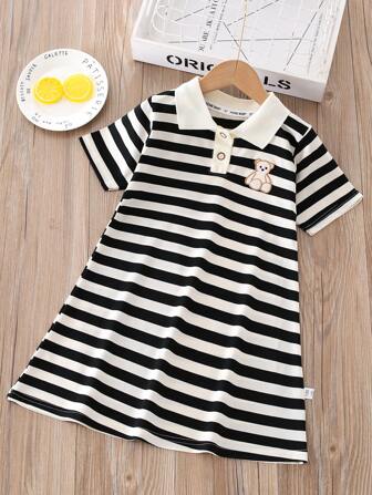 1 件女童马球领短袖连衣裙，带刺绣熊图案，条纹 A 字裙，校园风格