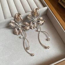 Andkiss 1 Pair Exaggerated Ruffle Flower Petal Pearl Earrings - Silver - View 2