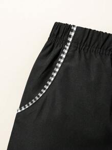 Jonge jongens campus stijl contrasterende kleur wit korte mouwen shirt & zwarte shorts set, geschikt voor school, optredens, toespraken, uitstapjes