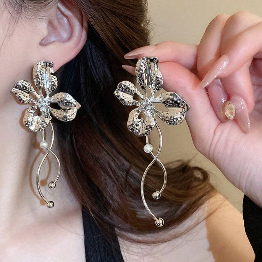Andkiss 1 Pair Exaggerated Ruffle Flower Petal Pearl Earrings - Silver - View 1