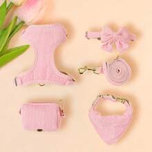 Set de 5 piezas Elegante conjunto de arnés y accesorios para mascotas, el conjunto incluye un arnés para mascotas, un collar desmontable con moño, una correa para mascotas, un collar triangular para mascotas y una bolsa para snacks de mascotas con bolsa para recoger desechos. Arnés estilo chaleco, adecuado para perros pequeños y medianos