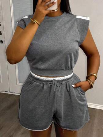 LovelyWholesale 大码女式休闲盖袖拼色拼接 T 恤和夏季抽绳短裤