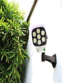 Um Conjunto de Duas Luzes de Parede a Energia Solar com Sensores de Movimento e Controle Remoto, Projetadas para Uso Externo. Elas são Adequadas para Pátios, Garagens e Fazendas, com Design à Prova de Furto e Classificação IP44., Iluminação de Jardim Exterior para Caminho, Quintal, Pátio
