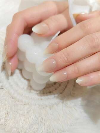 24 pièces/set Ongles français en forme d'amande courte avec dégradé de couleurs nude et blanc laiteux. Avec 1 pièce bloc de polissage pour ongles et 1 pièce fourniture de gel de gelée pour ongles