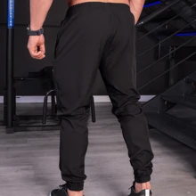 Calça jogger masculina P ao G4 Plus Size em tecido de tactel com bolsos, elasticidade média, comprimento longo, perfeita para corrida e treinos na academia. - Preto - Visão 5