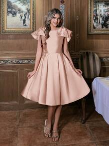 Faeriesty 优雅缎面连衣裙，蝴蝶结肩部和珍珠装饰 - 非常适合正式晚宴、新娘宾客装扮和艺术画廊庆典 - 香檳色 - 查看 5