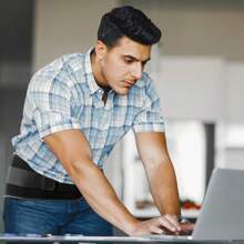 Verstellbarer Sakroiliakal-Hüftgurt für Frauen und Männer, atmungsaktive Hüft- und Taillenunterstützung, Lendenwirbelstütze für Sport