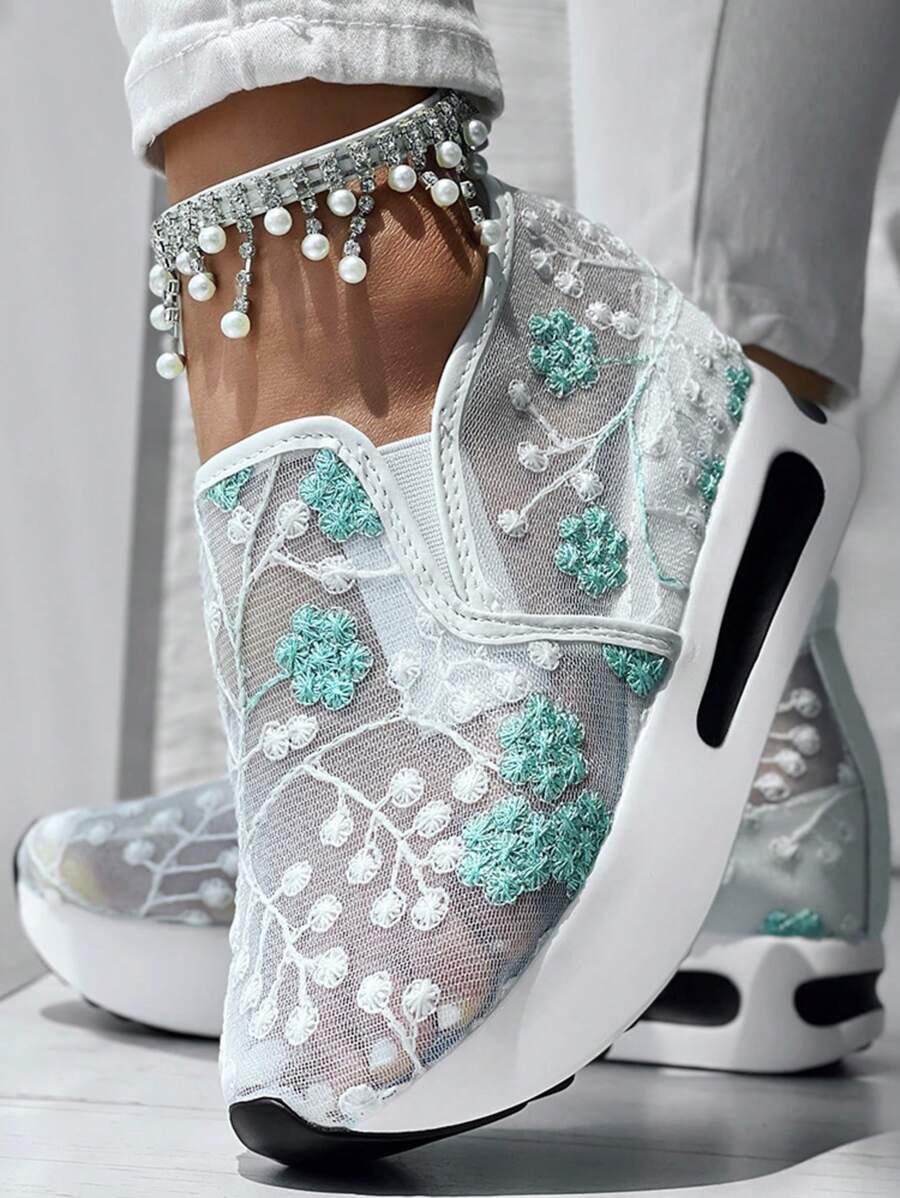 女士花卉刺绣网眼透气厚底便鞋，白色和绿色，开学季新款大码增高休闲运动鞋