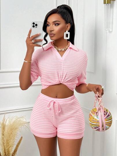 Conjunto de dos piezas de top de escote en V a rayas y pantalón corto informal de tejido de gofre para vacaciones de mujer